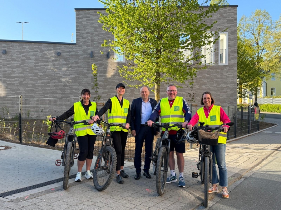 Haben die Radroute selbst befahren: Anja Veith (Kreis Paderborn), Edith Rehmann-Decker (Leiterin Amt für Wirtschaft & Tourismus, Kreis Paderborn), Thomas Westhof (Gemeinde Hövelhof), Ricarda Steiling (Stadt Delbrück) gemeinsam mit Landrat Christoph Rüther (Mitte, v.l.). © Kreis Paderborn